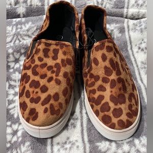 Leopard Print Slip on Shoes, size 6